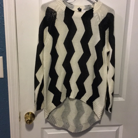 Black & cream chevron pattern long sleeve sweater - Picture 1 of 2